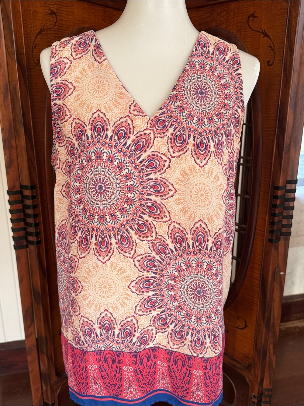 Violet & Claire Size Large L Peach and Pink Mandala Print V-Neck Tank top blouse